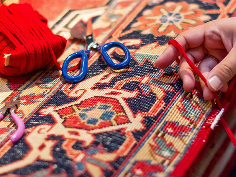 Cómo reparar una alfombra deshilachada